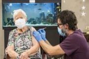 Na Suíça, idosa de 90 anos é a primeira vacinada contra a Covid-19