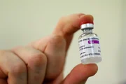 Vacina AstraZeneca está sendo apontada por 51 famílias inglesas como causadora de tromboses graves e até de mortes