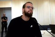 Quando tinha 22 anos, ele foi picado por uma naja que criava ilegalmente e ficou em coma