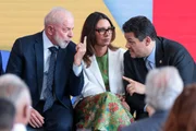 Lula, a primeira-dama Janja, e o presidente do Senado, Davi Alcolumbre