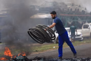 Durante os protestos, os manifestantes também dispararam fogos de artifício e incendiaram pneus na via