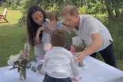 Comemoração do primeiro aninho de Lilibet Diana ao lado dos pais, Harry e Meghan, e do irmão, Archie, que faz peripécia 