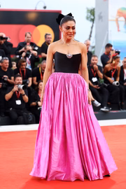 Juliana Paes também marcou presença no evento, vestindo Miss Sohee