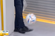 Rodrigo Bocardi faz embaixadinhas com bola da Copa do Mundo de 2022
