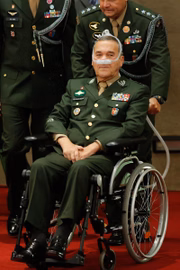 General Eduardo Villas Bôas chega para a diplomação