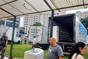 Caminhões que devem retirar as famílias que ocupam edifício da UniSant'Anna. Imagem: Frente Luta por Moradia