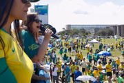 Deputada federal Bia Kicis (PSL-DF) discursa em carro de som durante manifestação pró-governo e contra o Parlamento