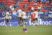 Jogadores do Cruzeiro entram em campo para aquecimento