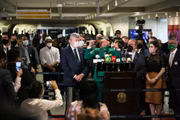 Luciano Hang acompanhado de governista antes de depor à CPI da Covid-19