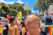 Leques dão o tom entre foliões no bloco Domingo Ela Não Vai, no centro de SP