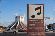 Placa da Esplanada está de frente à Catedral, próxima ao gramado
