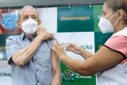 O político Iris Rezende (MDB), de 87 anos, chegou a se vacinar contra a Covid-19, em Goiânia