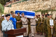 Soldados carregam o caixão de Valentin (Eli) Ghnassia, 23 anos, que foi morto em uma batalha com militantes do Hamas no Kibutz Be'eeri, perto da fronteira com a Faixa de Gaza, durante seu funeral em 12 de outubro de 2023 no Cemitério Militar Mount Herzl em Jerusalém, Israel