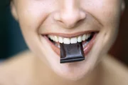 Alimentos como mirtilos, chocolate amargo e espinafre são ricos em flavonoide, substância química que fornece benefícios à saúde. Além de saborosos, estes alimentos também são apontados como um dos que ajudam a prevenir rugas, pois têm efeitos anti-inflamatórios e antioxidantes