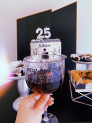 A festa teve taças com frase do hit August 