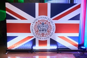 Bandeira do Reino Unido com o selo da coroação de Charles