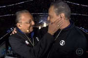 Galvão Bueno e Luis Roberto se cumprimentam na cabine de transmissão do estádio Lusail 