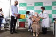 Covas acompanha vacinação de idosos acima de 90 anos