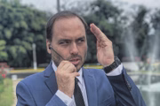 Carlos Bolsonaro é autor de homenagem a inspetor de polícia investigado