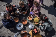 Palestinos esperam longas filas por comida em Rafah