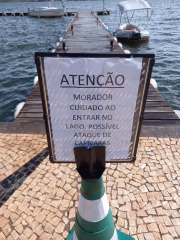Placa em condomínio alerta sobre ataques de capivara 