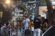 Clientes celebravam ao som de música ao vivo, também fora do horário limite das 19h