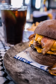 Outra opção de lanche é o Australia Burguer (R$ 26), feito com pão australiano, queijo cheddar, bacon e dois hambúrgueres de 120 g, feitos de costela e patinho