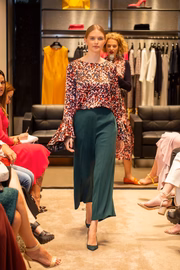 Calça pantalona com blusa estampada