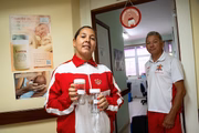 Sargento Joselita e sargento Torres, do CBMDF, entregando as doações no Hospital Regional de Samambaia (HRSAM)