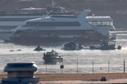 Equipes de resgate no rio Potomac, em Washington, após colisão entre avião e helicóptero