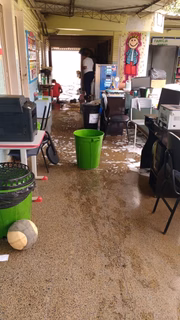 Funcionários se organizam para realizar a limpeza