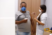 O marceneiro Cristiano Rosa da Silva, 48. "Me cortei, vim tomar a antitetânica e aproveitei para tomar vacina pra CoViD e Influenza"