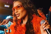 Sem Brunna, Ludmilla vai à festa com uma amiga e esnoba fãs