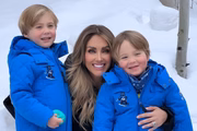 A cantora com os dois filhos, Manuel e Emiliano 