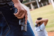 Um dos detentos é acusado de estuprar a mulher do agente