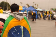 Manifestantes pedem por intervenção militar