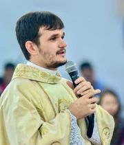 Quando não está no mundo digital, celebra missas no interior do Pará