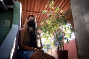 Thamires na entrada da casa "A felicidade mora aqui"