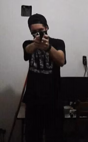 Horas antes da chacina, o jovem publicou em seu Facebook imagens com a pistola usada na ação