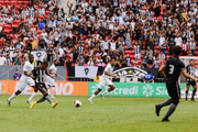 Tchê Tchê, volante do Botafogo, tenta passe