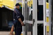 Funcionários e pacientes que buscam atendimento no Hran usam máscaras 