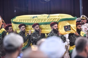 Combatentes do Hezbollah carregam o caixão de Fuad Shukur
