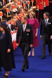 Príncipe Harry na nave da igreja em que ocorreu a coroação 