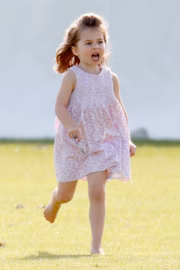 Como toda criança, a princesa gosta de correr 