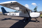 Avião de pequeno porte cai durante voo de instrução em Itanhaém, litoral sul de SP