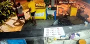 Às 22:26, Moïse tira a camisa e abre o freezer. Totta, de casaco, camisa vermelha e short preto, derruba ele no chão