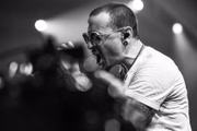Ela substitui Chester Bennington, que morreu em 2017 