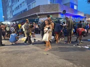Dependentes químicos em cruzamento da Rua dos Protestantes com a Rua dos Gusmões, na Cracolândia