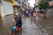Moradores da região ajudam vítimas mais afetadas pelas enchentes