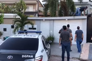 Como o cantor não estava em casa, agentes tiveram que pular o muro